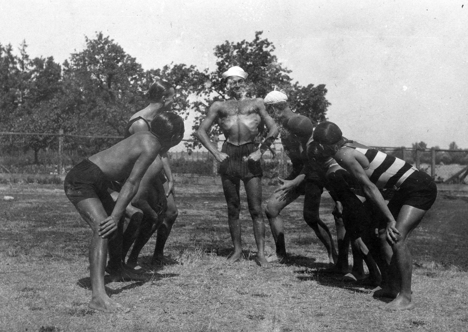 Hungary, Leányfalu, Duna-part, bal oldalon takarva Weygand Tibor énekes., 1928, Weygand Tibor, beach, bathing suit, tableau, men, summer, humour, strong, Fortepan #24836