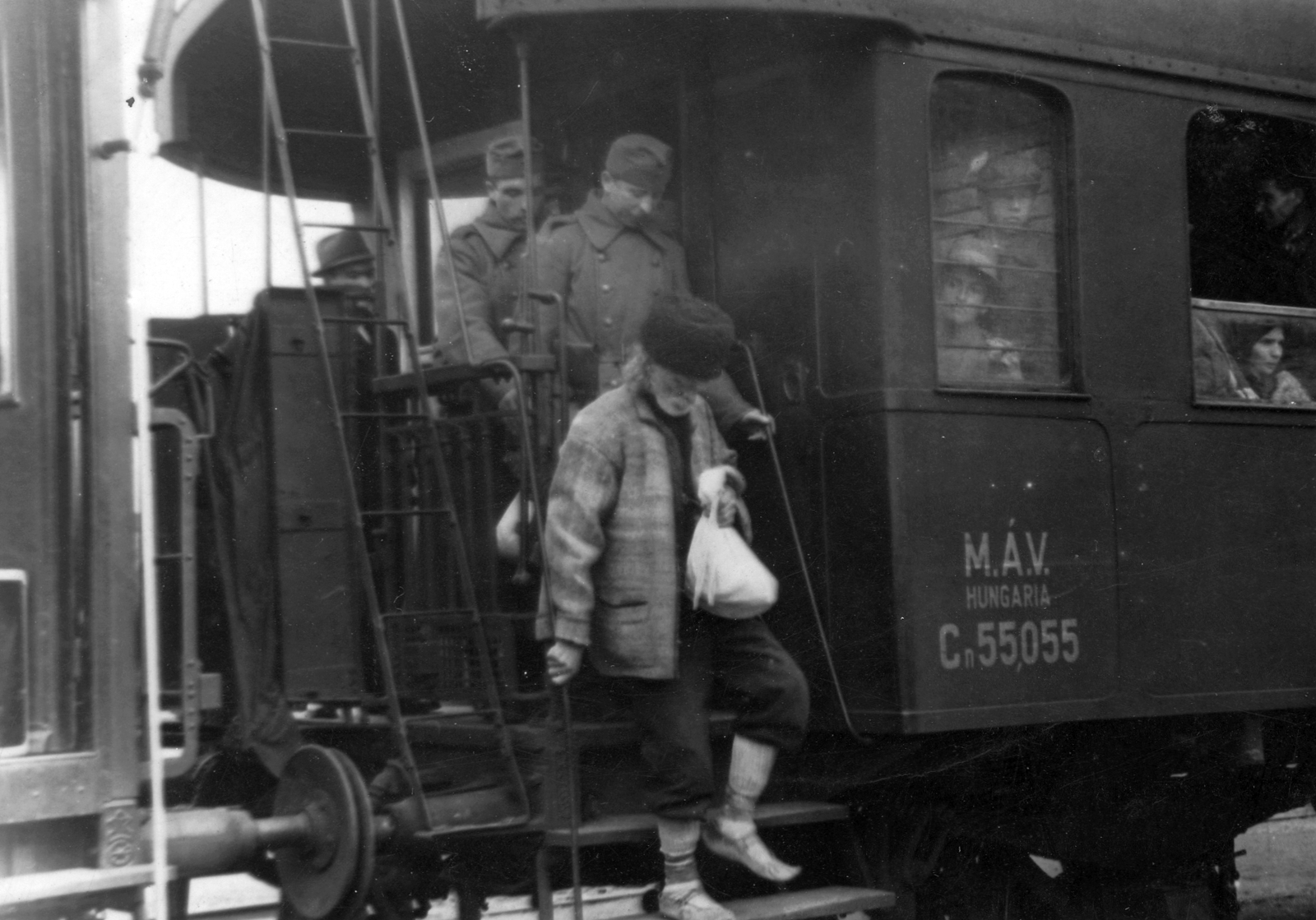 1943, Zombory György, Hungarian Railways, railway, coach, peeking, Fortepan #24860