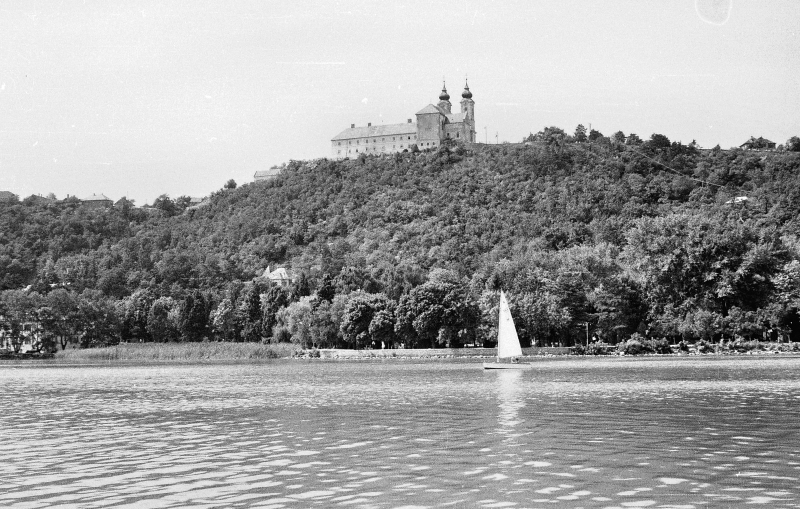 Hungary,Lake Balaton, Tihany, kalóz vitorlás a kikötőnél., 1962, Tóth Károly dr, sailboat, church, Fortepan #24868