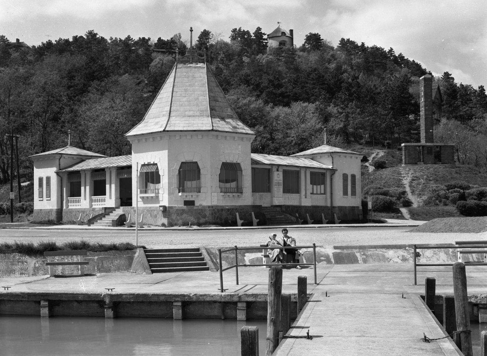 Hungary,Lake Balaton, Tihany, kikötő. Jobbra a Darányi emlékmű., 1960, UVATERV, monument, port, Fortepan #2487