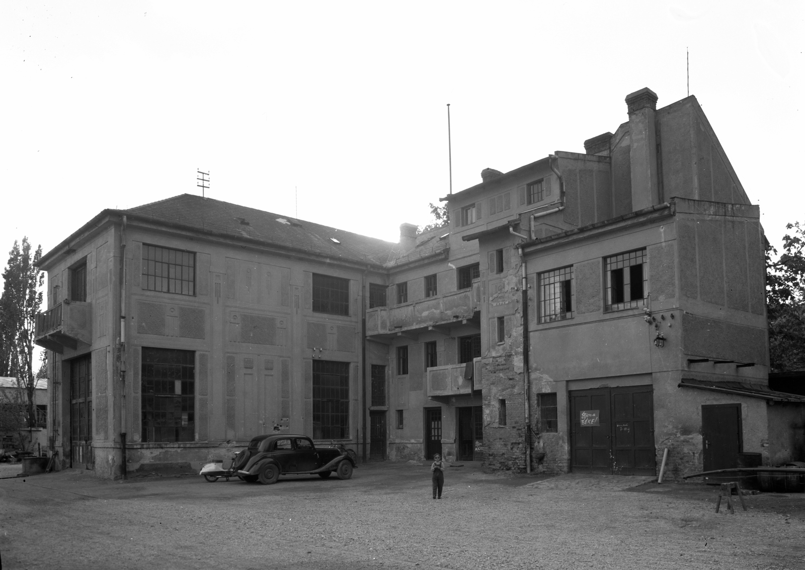 Hungary, Balatonfüred, a Yacht Club épülete., 1960, UVATERV, German brand, motorcycle, Mercedes-brand, kid, automobile, Mercedes-Benz 170V, Fortepan #2488