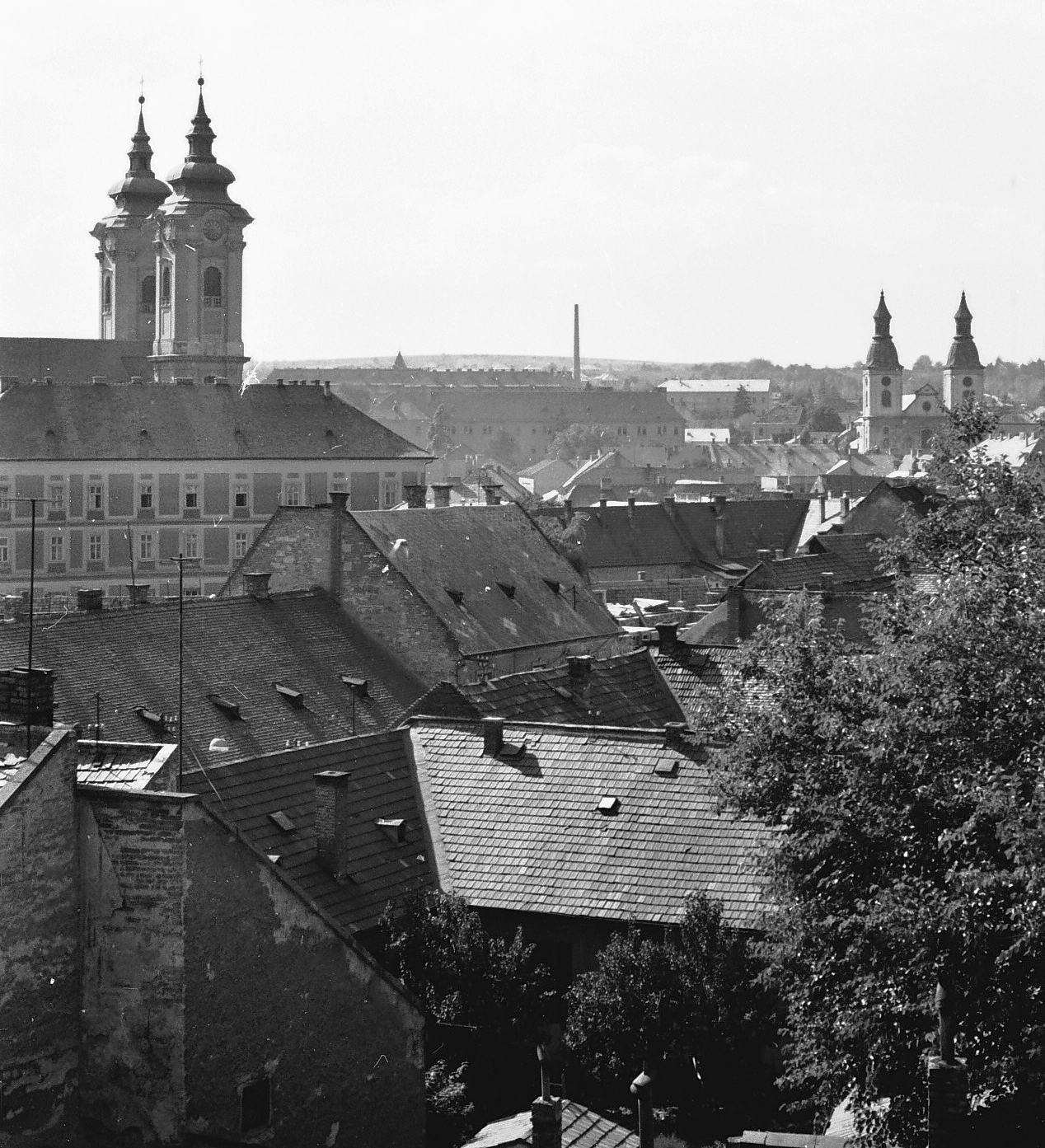 Hungary, Eger, balra a Minorita templom, jobbra a ciszterci templom., 1965, Tóth Károly dr, church, Baroque-style, Catholic Church, Cistercian Order, Franciscans, rococo architecture, Fortepan #24887