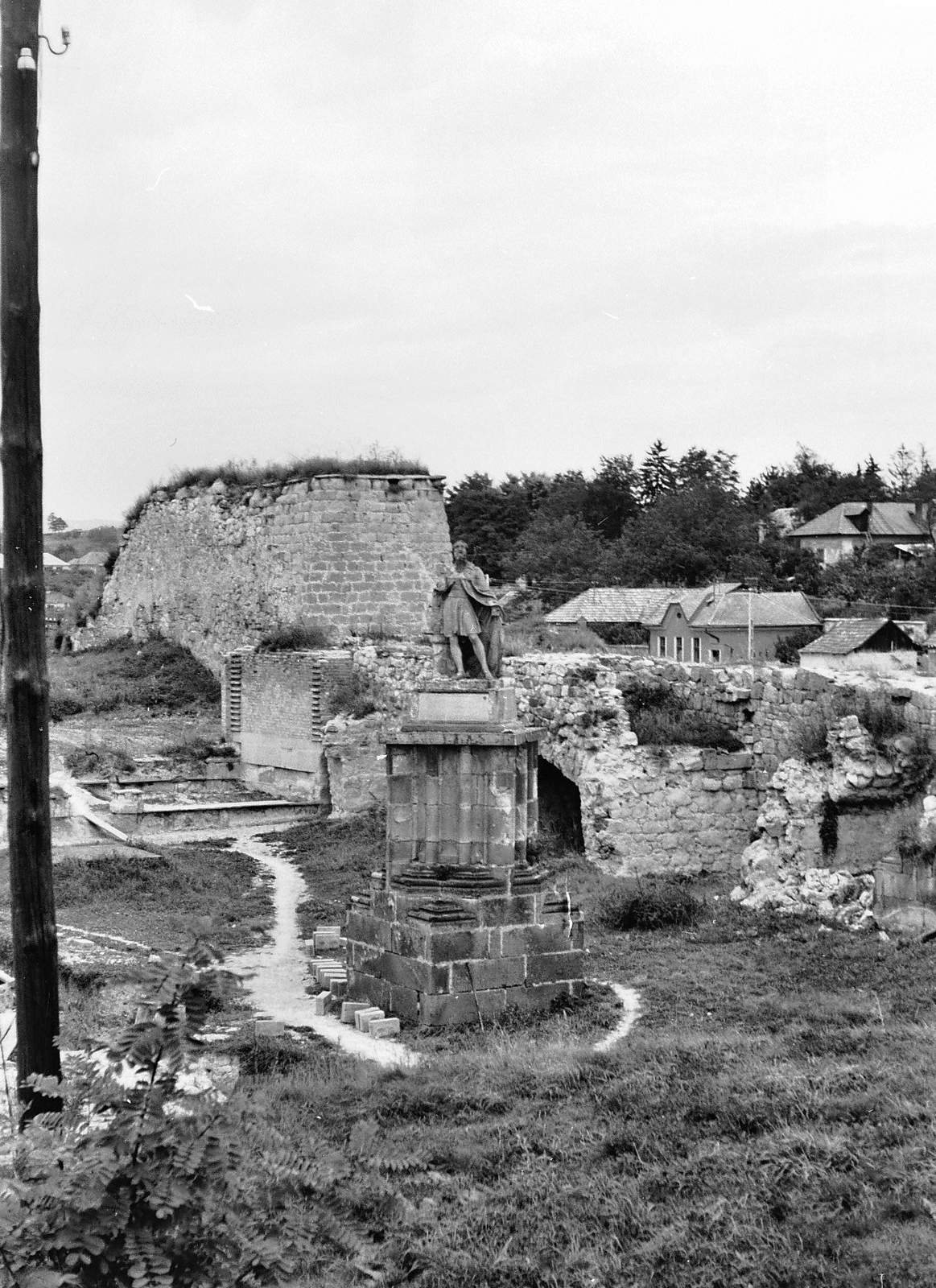 Hungary, Eger, Árpád-kori székesegyház maradványai a várban. A székesegyház szentélypillérén Szent István szobra 1815-ből., 1965, Tóth Károly dr, sculpture, Saint Stephen I-portrayal, Fortepan #24890