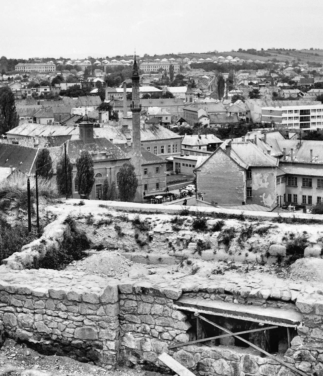 Hungary, Eger, látkép a várból. A Szent Sebestyén vértanú templom (volt irgalmasok temploma) előtti téren az egri minaret., 1965, Tóth Károly dr, Catholic Church, mosque, Fortepan #24894
