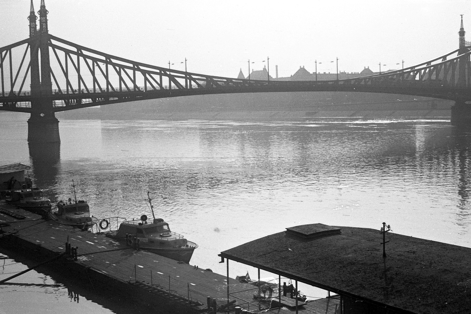 Hungary, Budapest V., Belgrád rakpart, a vízi rendőrség csónak kikötője. Háttérben a Szabadság híd és a Budapesti Műszaki Egyetem (később Budapesti Műszaki és Gazdaságtudományi Egyetem)., 1966, Tóth Károly dr, motorboat, port, Danube, police station, Budapest, Duna-bridge, János Feketeházy-design, Budapest University of Technology, Fortepan #24902