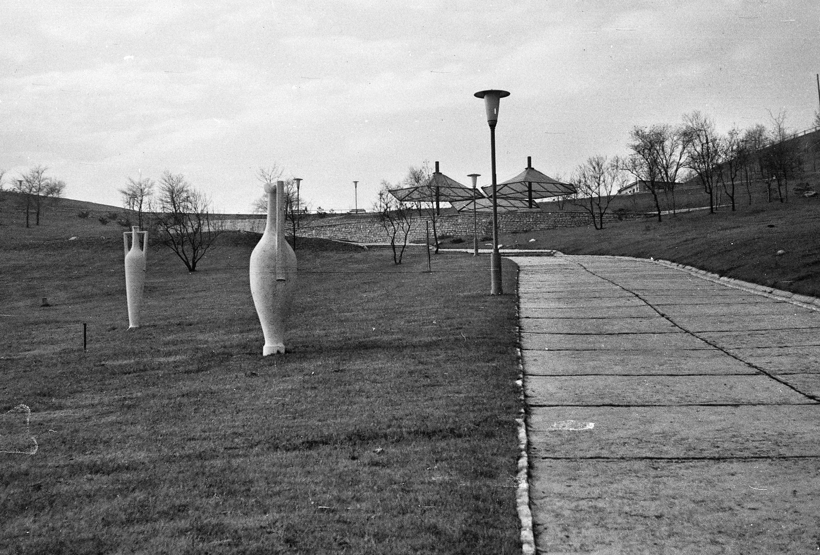 Magyarország, Gellérthegy, Budapest XI., déli lejtője a Citadella alatt, Jubileumi park., 1966, Tóth Károly dr, szobor, lámpaoszlop, Budapest, Fortepan #24904