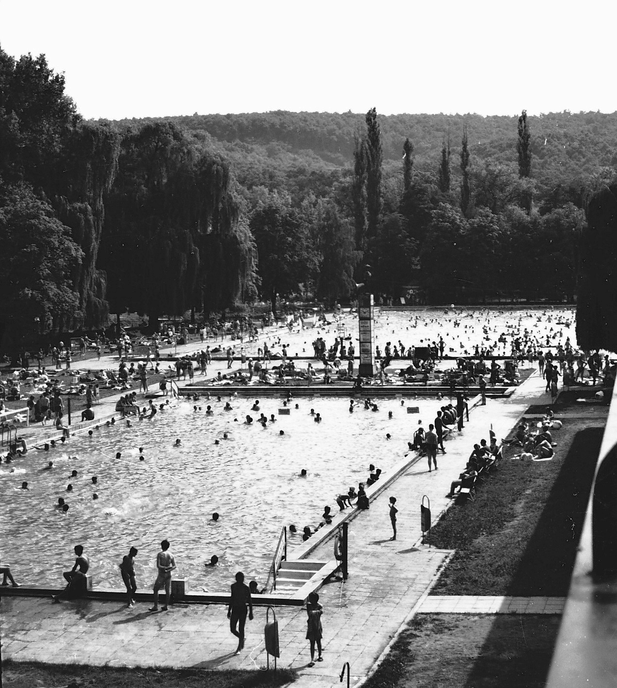 Hungary, Miskolc,Miskolctapolca, strandfürdő., 1966, Tóth Károly dr, beach, swimming pool, watch, ad pillar, summer, Fortepan #24913