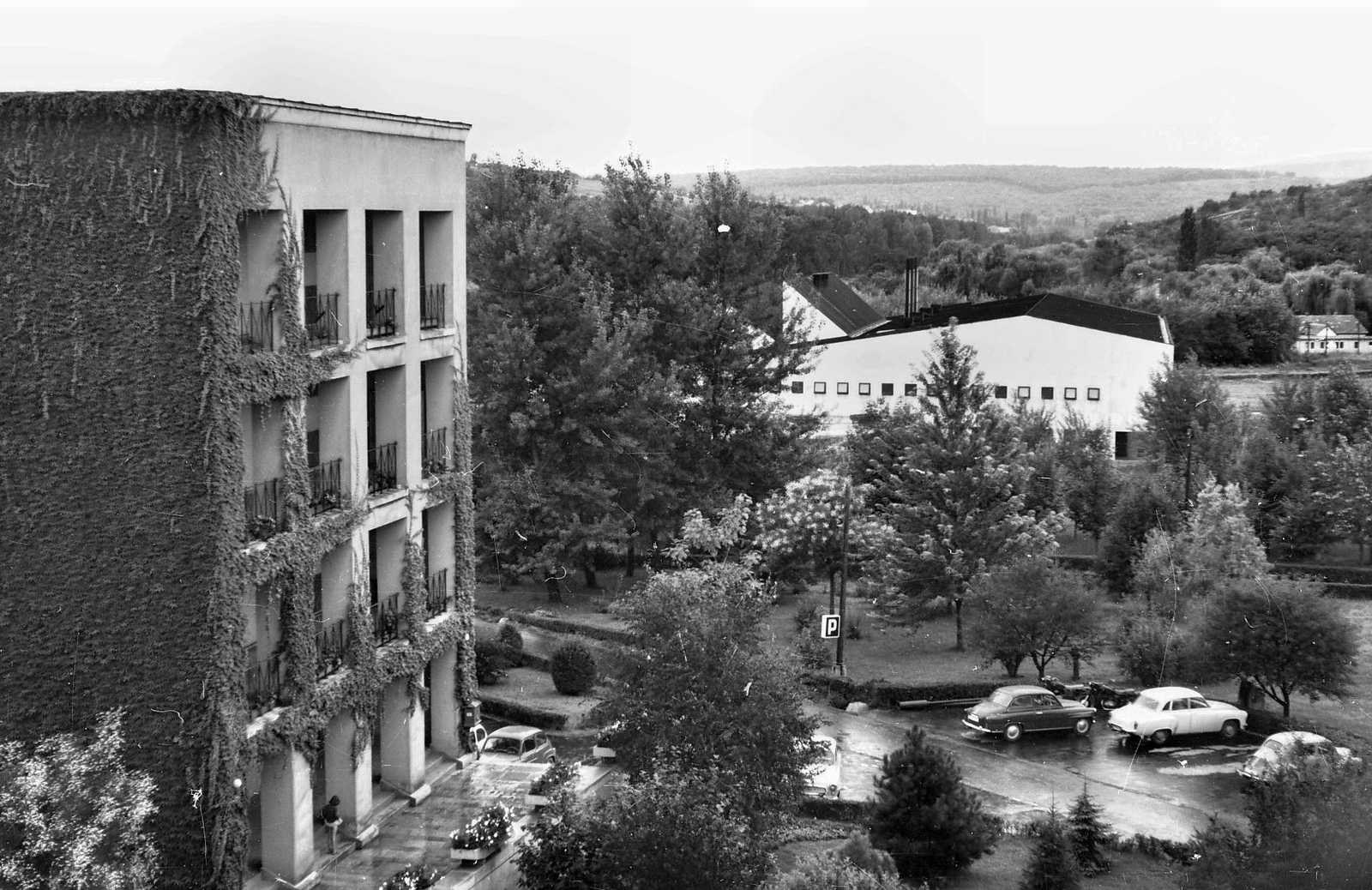 Hungary, Miskolc, Egyetemváros, Nehézipari Műszaki Egyetem (később Miskolci Egyetem), az E/3-as kollégium bejárati homlokzata az "Eper utcában", szemben a menza épülete., 1966, Tóth Károly dr, education, automobile, planter, Fortepan #24915