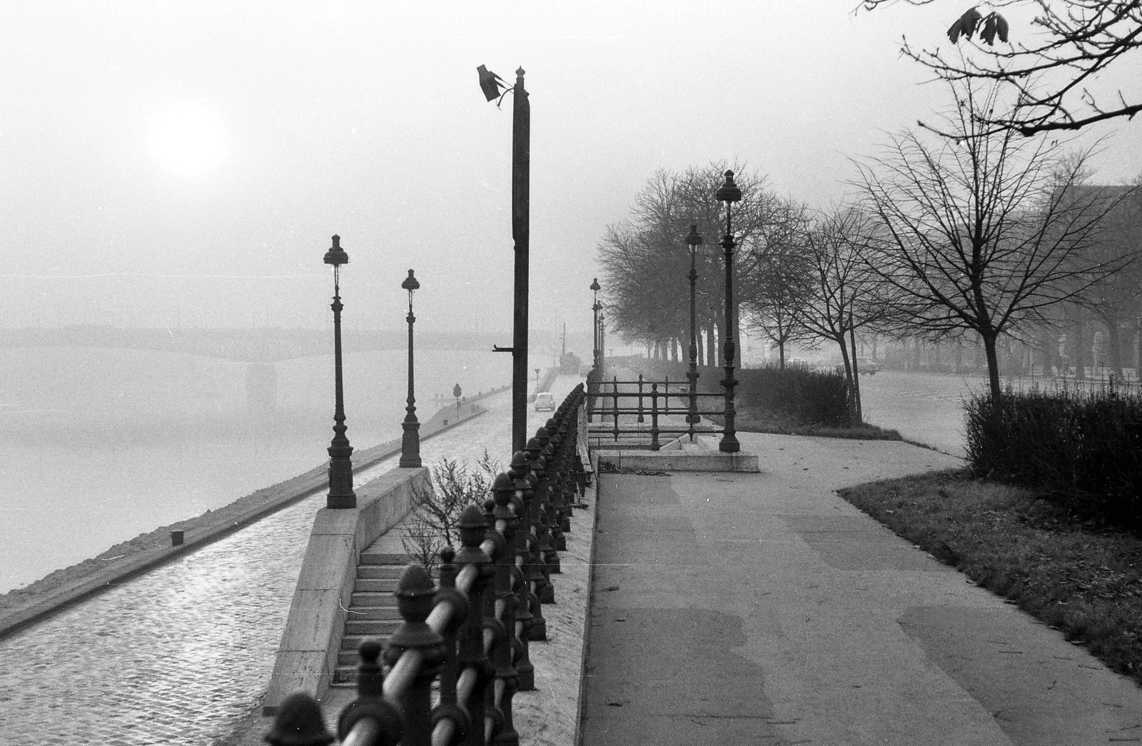 Hungary, Budapest XI., Műegyetem rakpart a Petőfi híd felé nézve., 1967, Tóth Károly dr, Danube, fog, silhouette, Budapest, Duna-bridge, Hubert Pál Álgyay-design, Fortepan #24923