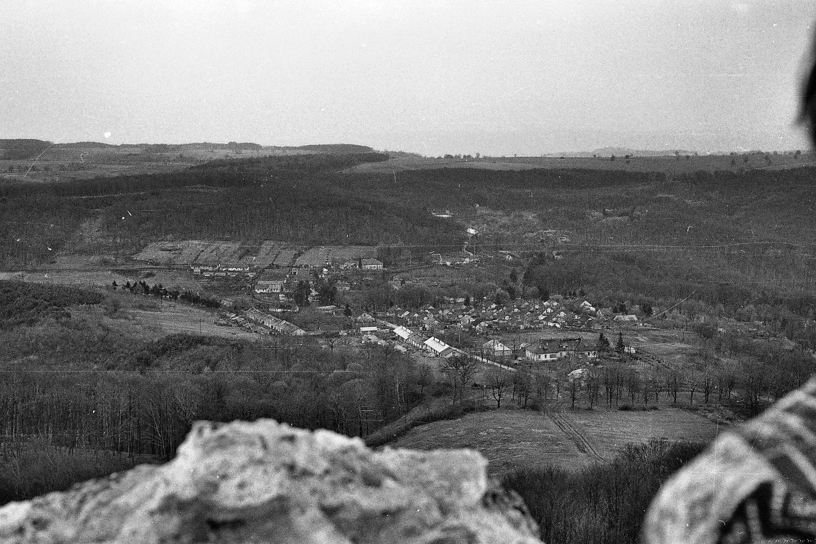 Magyarország, Medves-fennsík, kilátás a vulkáni csúcson álló Salgó várából a Salgóbánya felé., 1968, Tóth Károly dr, Fortepan #24932