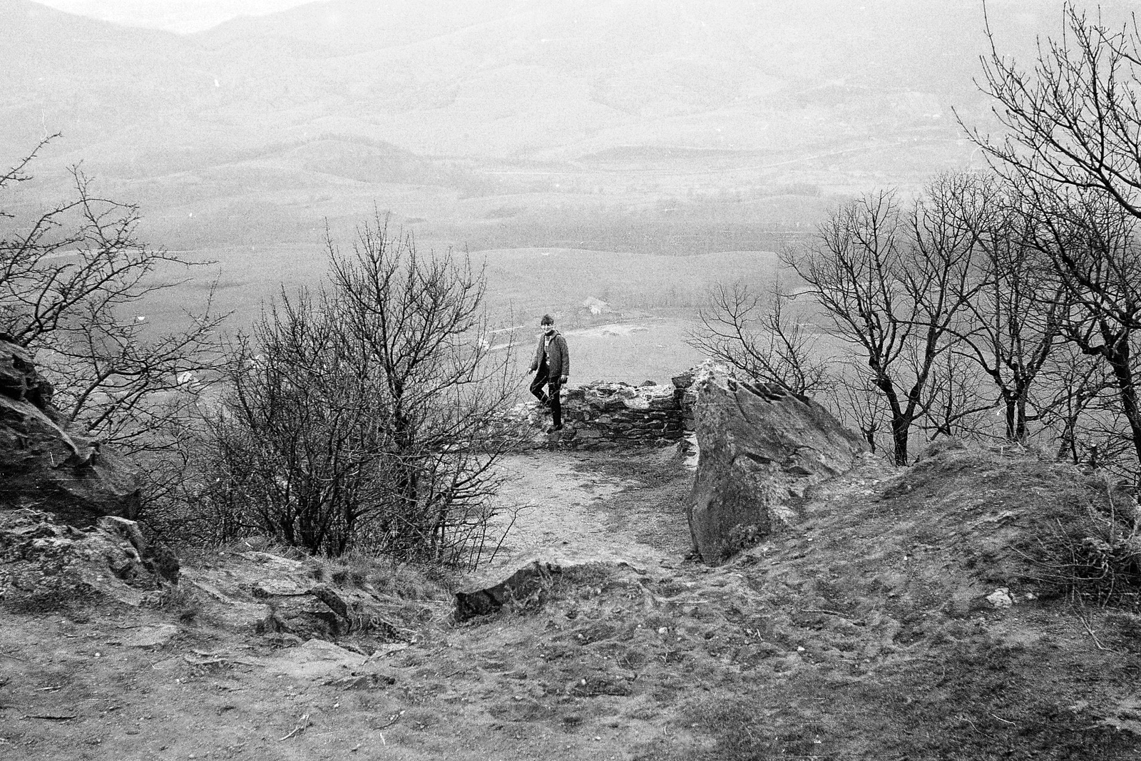 Magyarország, Medves-fennsík, kilátás a vulkáni csúcson álló Salgó várából a Karancs felé., 1968, Tóth Károly dr, Fortepan #24933