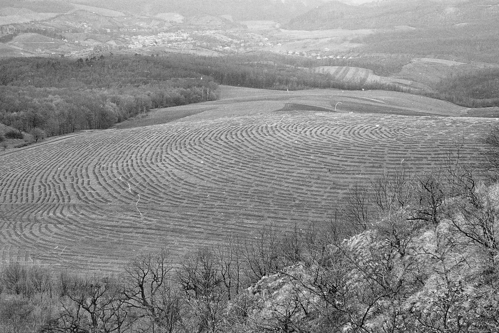 Magyarország, Medves-fennsík, kilátás a vulkáni csúcson álló Salgó várából Somoskőújfalu felé., 1968, Tóth Károly dr, Fortepan #24935