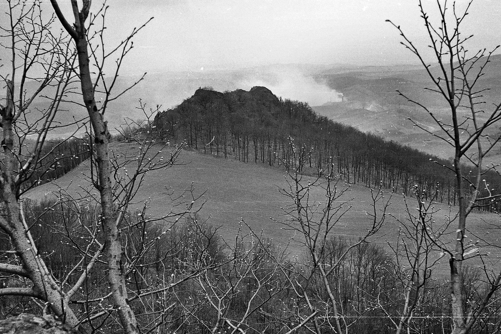 Magyarország, Medves-fennsík, Boszorkánykő a vulkáni csúcson álló Salgó várából nézve., 1968, Tóth Károly dr, Fortepan #24936