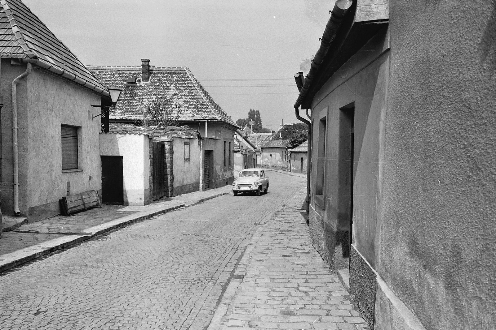 Magyarország, Szentendre, Bogdányi út (Vöröshadsereg utca) a Fő (Marx) tér felől a Gőzhajó utca felé nézve., 1968, Tóth Károly dr, utcakép, Skoda-márka, automobil, Skoda Octavia, Fortepan #24944