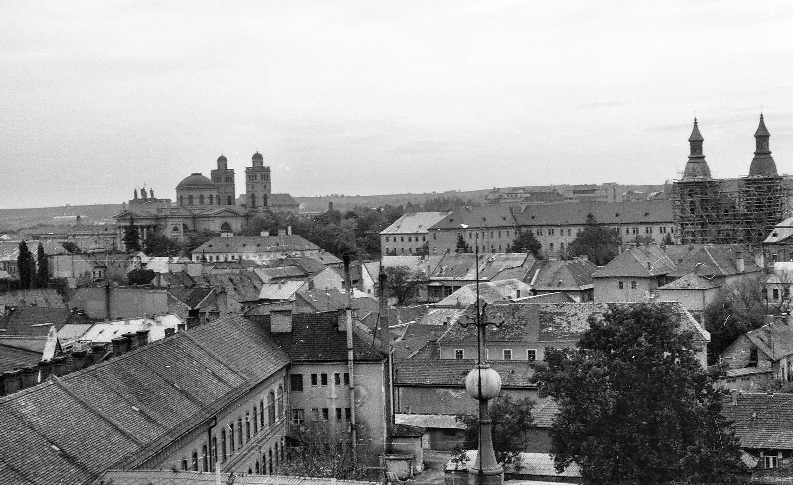 Magyarország, Eger, látkép, balra a Főszékesegyház, jobbra a ciszterci templom., 1968, Tóth Károly dr, templom, Bazilika, klasszicizmus, székesegyház, Hild József-terv, Fortepan #24950