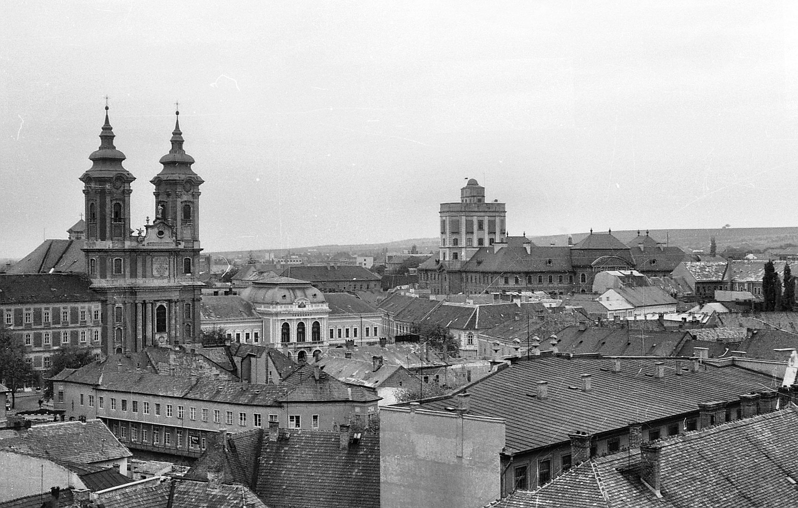 Magyarország, Eger, balra a Minorita templom, szemben a Liceum., 1968, Tóth Károly dr, templom, barokk-stílus, katolikus, Ferences rend, rokokó stílus, Fortepan #24951