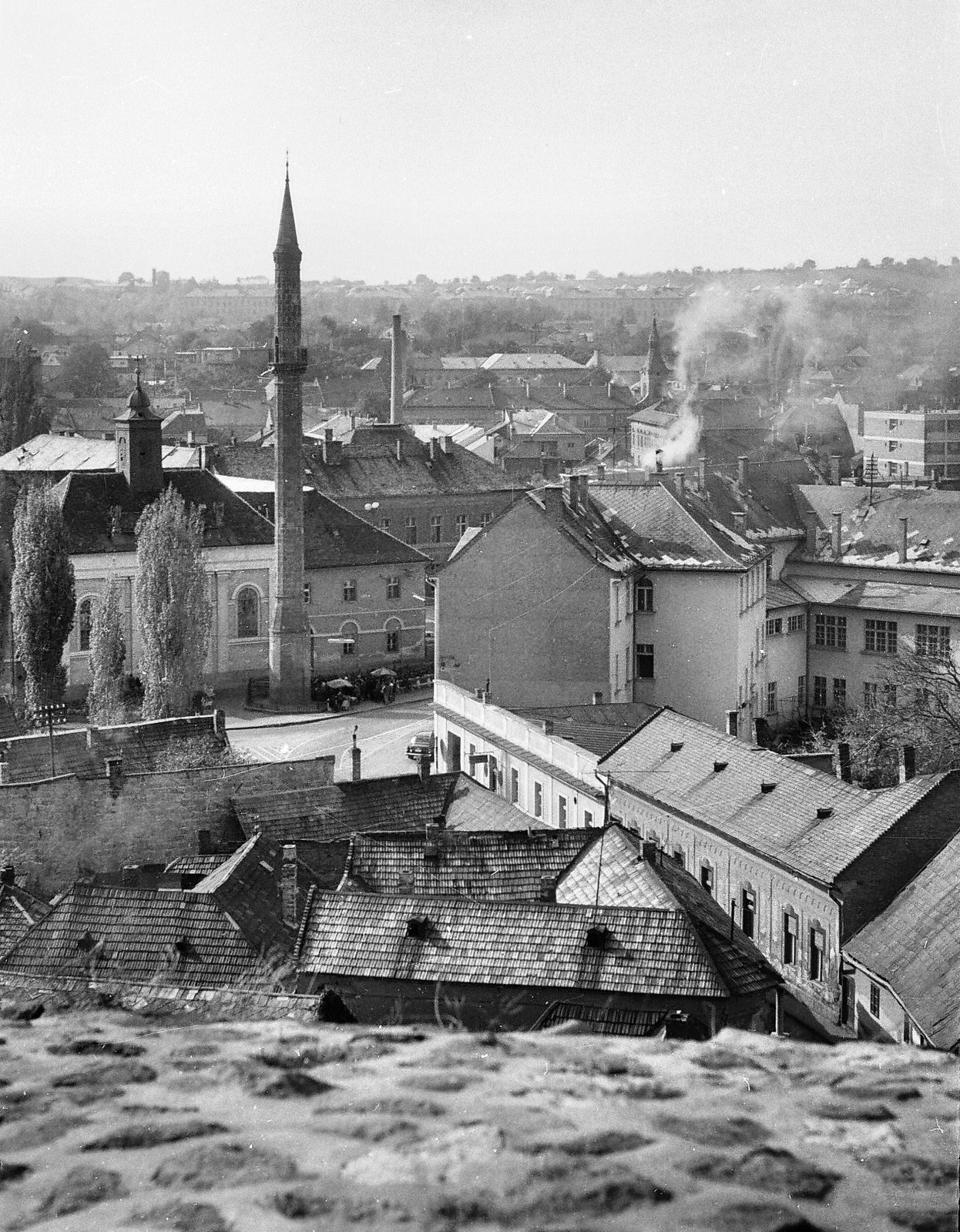 Magyarország, Eger, látkép a várból. A Szent Sebestyén vértanú templom (volt irgalmasok temploma) előtti téren a Minaret., 1968, Tóth Károly dr, minaret, háztető, felülnézet, Fortepan #24953