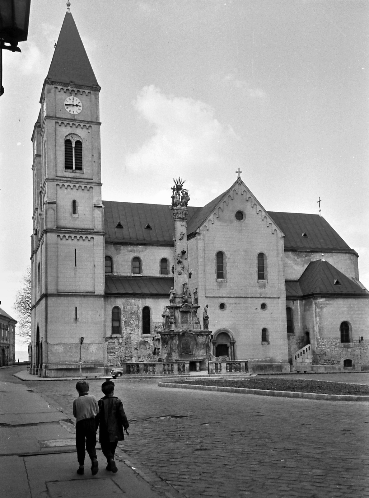 Magyarország, Veszprém, Szentháromság tér, Szentháromság-szobor, mögötte a Szent Mihály-székesegyház., 1969, Tóth Károly dr, szentháromság szobor, Fortepan #24958