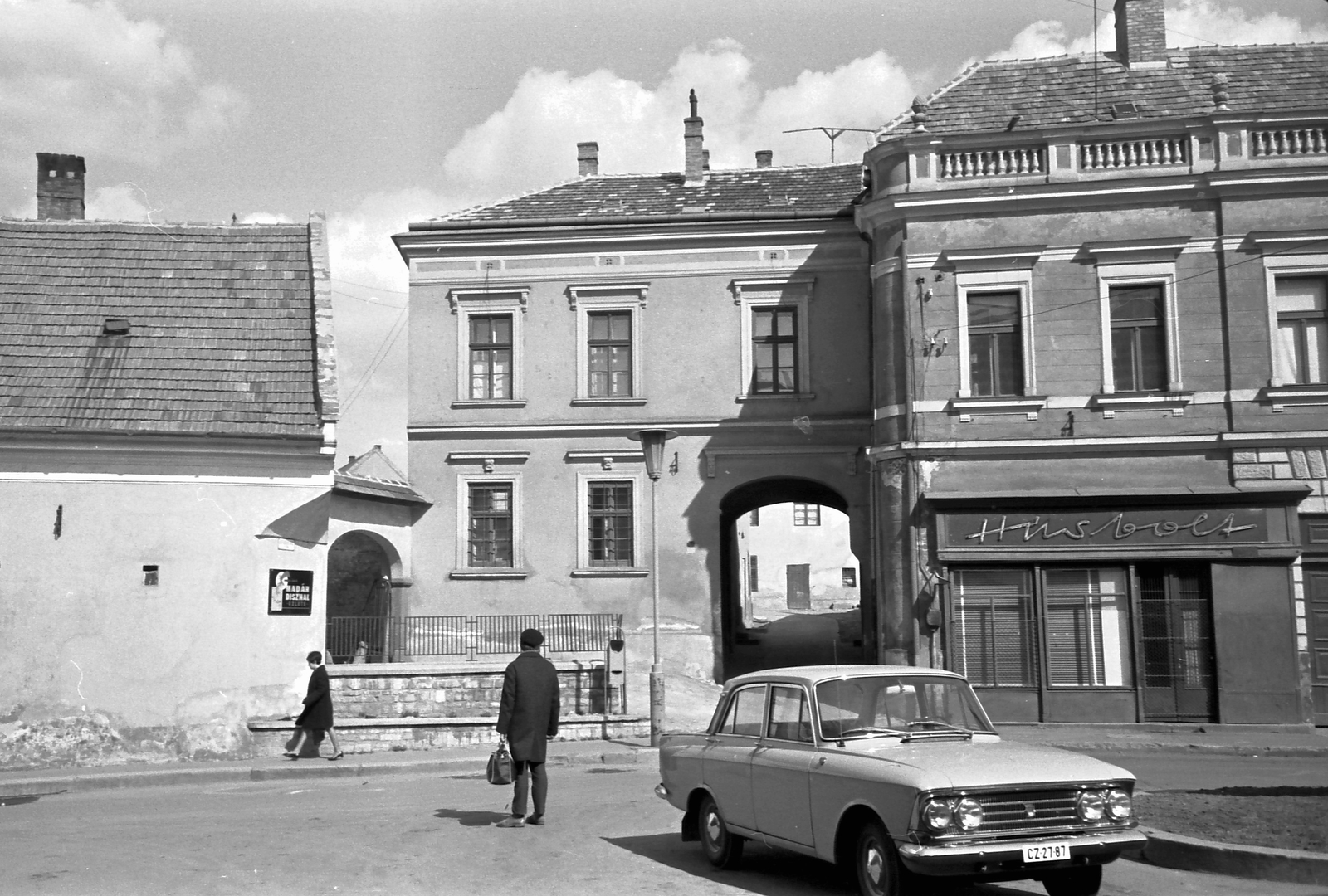 Magyarország, Veszprém, Szabadság tér., 1969, Tóth Károly dr, szovjet gyártmány, utcakép, Moszkvics-márka, automobil, rendszám, Moszkvics 408, húsbolt, kisállat kereskedés, Fortepan #24959