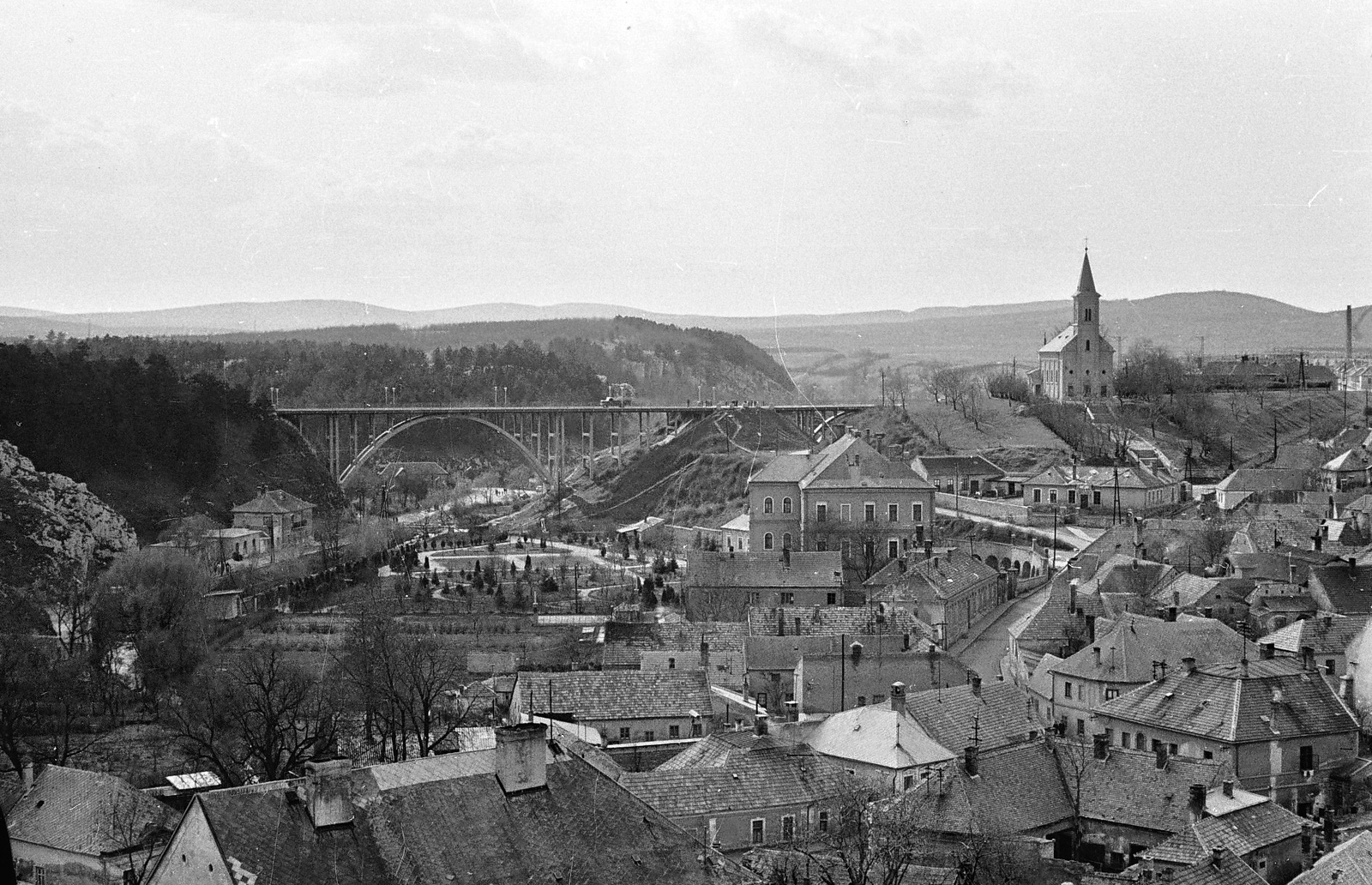 Magyarország, Veszprém, kilátás a Várból a Szent István völgyhíd (Völgyhíd / Viadukt) és a Szent László-templom felé, előttük középen a Davidikum látható, 1969, Tóth Károly dr, templom, híd, vasbeton héjszerkezet, ívhíd, Folly Róbert-terv, Fortepan #24968