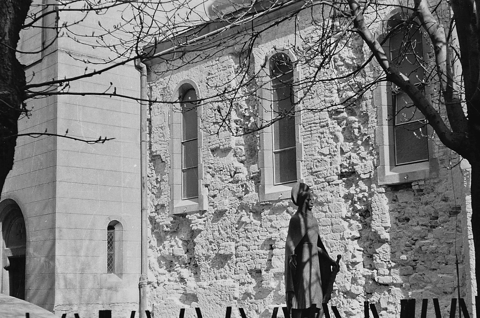 Magyarország, Veszprém, Vár, Szent Imre herceg szobra a Szent Mihály székesegyház mellett., 1969, Tóth Károly dr, szobor, Szt Imre-ábrázolás, Fortepan #24969