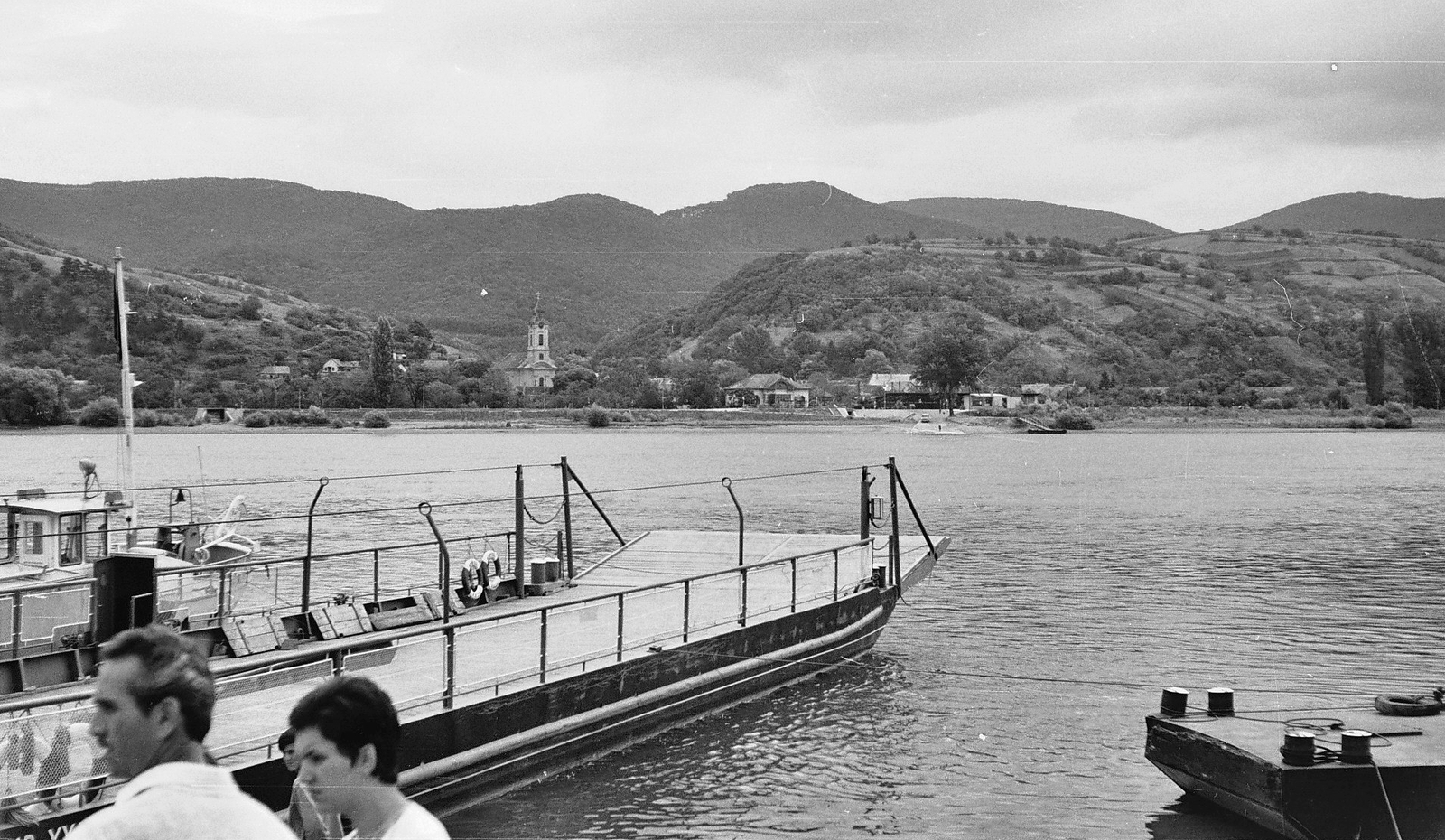 Magyarország,Dunakanyar, Nagymaros, Duna-part, a Nagymaros és Visegrád között közlekedő komp a kikötőben., 1969, Tóth Károly dr, hajó, komp, Fortepan #24994