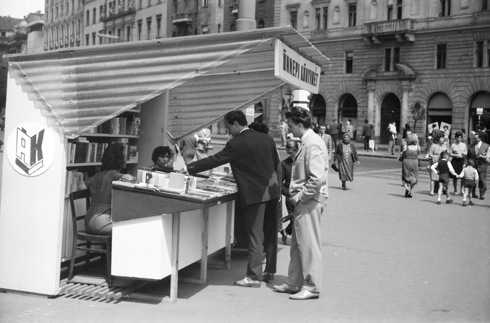 Hungary, Budapest IX., Üllői út - Ferenc körút sarok, az Ünnepi Könyvhét sátra a Lottóház előtt., 1960, N. Kósa Judit, Budapest, Fortepan #250022