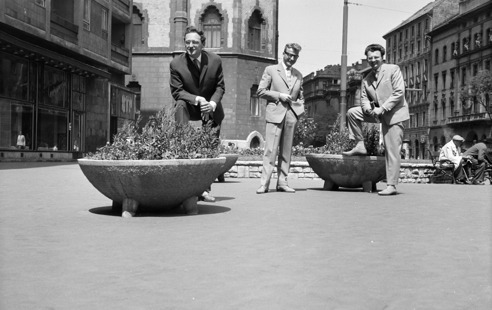 Hungary, Budapest IX., Üllői út, a felvétel a Lottóház előtt készült, háttérben az Iparművészeti Múzeum., 1960, N. Kósa Judit, Budapest, planter, Fortepan #250023