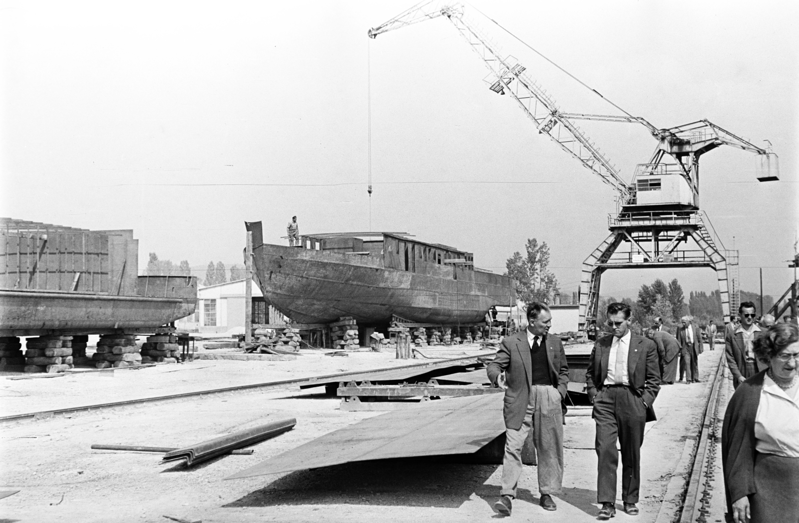 Hungary, Balatonfüred, Balatonfüredi Hajógyár, a Dorog vontatóhajó építése., 1958, N. Kósa Judit, talks, gesture, shipbuilding, Fortepan #250028