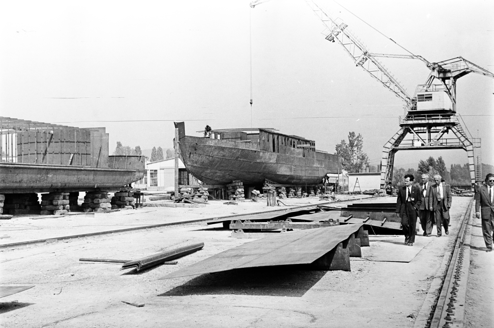 Magyarország, Balatonfüred, Balatonfüredi Hajógyár, a Dorog vontatóhajó építése., 1958, N. Kósa Judit, hajóépítés, daru, Fortepan #250029