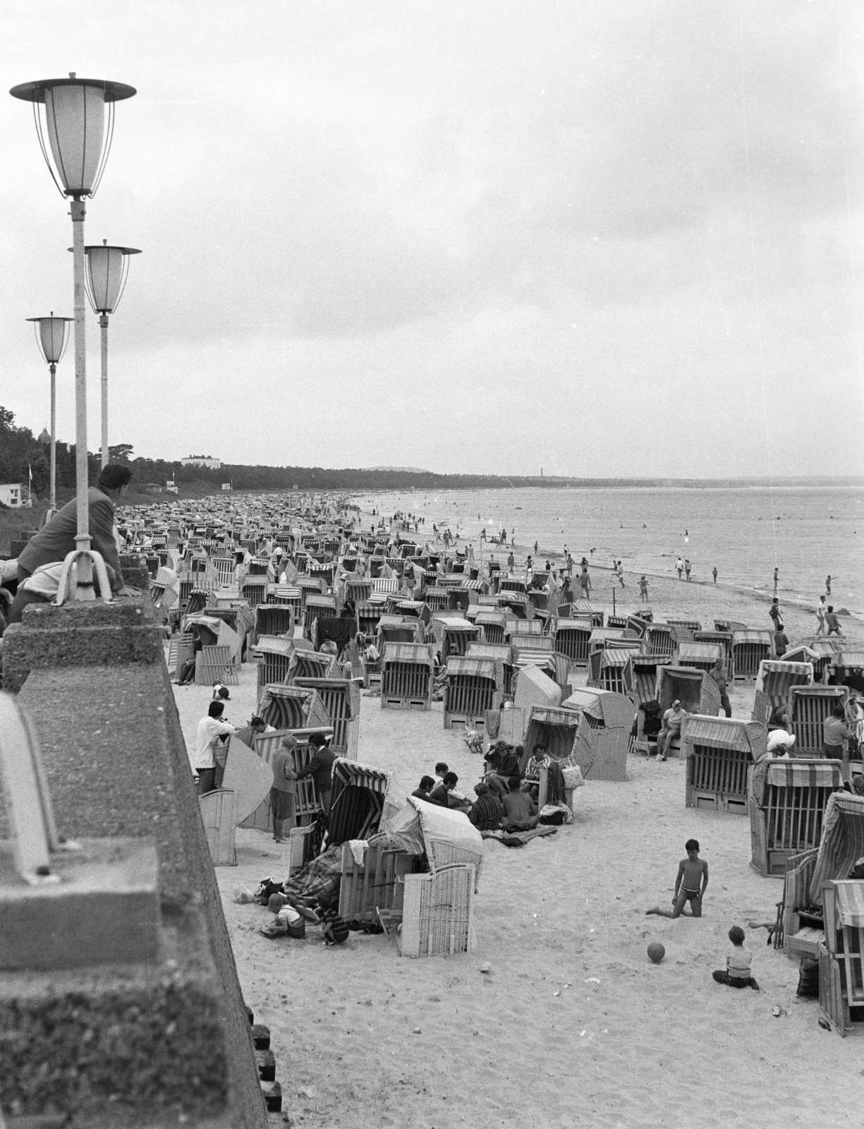 Germany, untitled, strand., 1963, Fortepan/Album061, windbreak cab, sea shore, Fortepan #250034