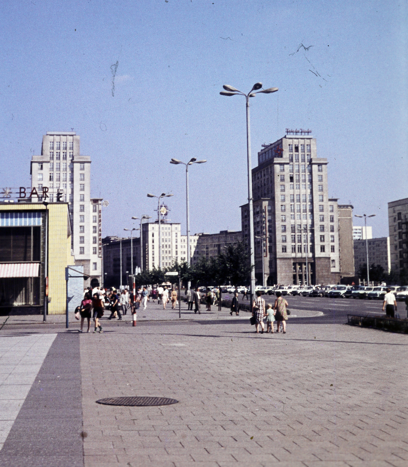 Germany, Berlin, Kelet-Berlin, a Karl-Marx-Allee a Strausberger platz felé nézve. A kép bal szélén a Mokka-Milch-Eisbar, szemben balra a Haus des Kindes, jobbra a Haus Berlin., 1970, Fortepan/Album061, GDR, East-Berlin, colorful, Fortepan #250043