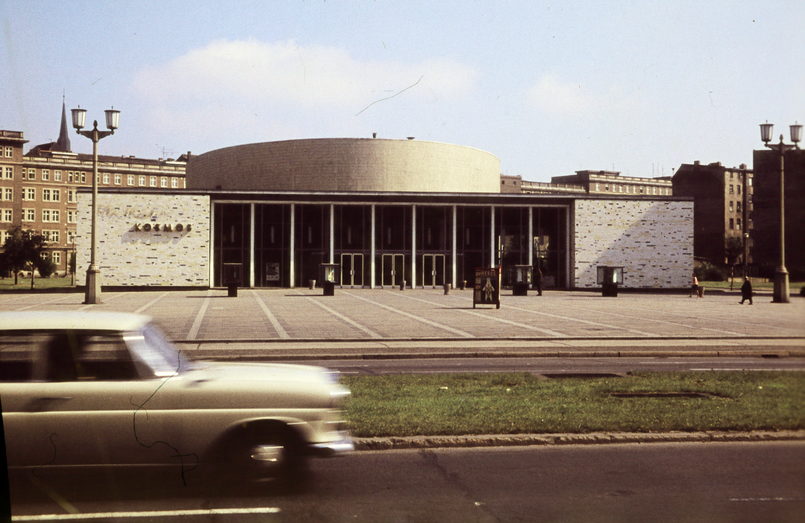 Germany, Berlin, Kelet-Berlin, Karl-Marx-Allee, Kosmos mozi., 1970, Fortepan/Album061, GDR, East-Berlin, colorful, Fortepan #250044