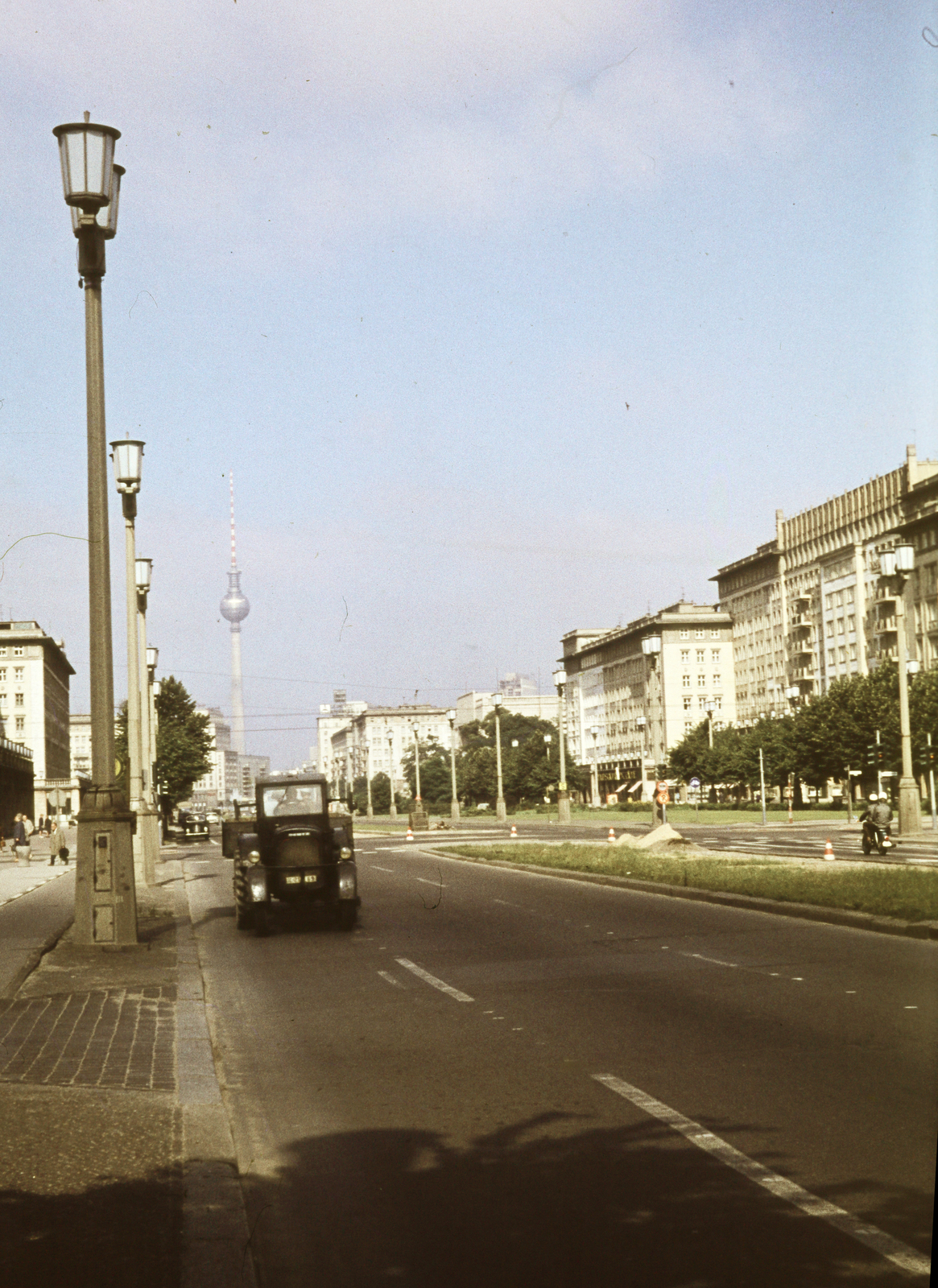 Germany, Berlin, Kelet-Berlin, Karl-Marx-Allee a Strasse der Pariser Kommune és a Koppenstrasse között, a Strausberger Platz felé nézve., 1970, Fortepan/Album061, GDR, East-Berlin, colorful, Fortepan #250045