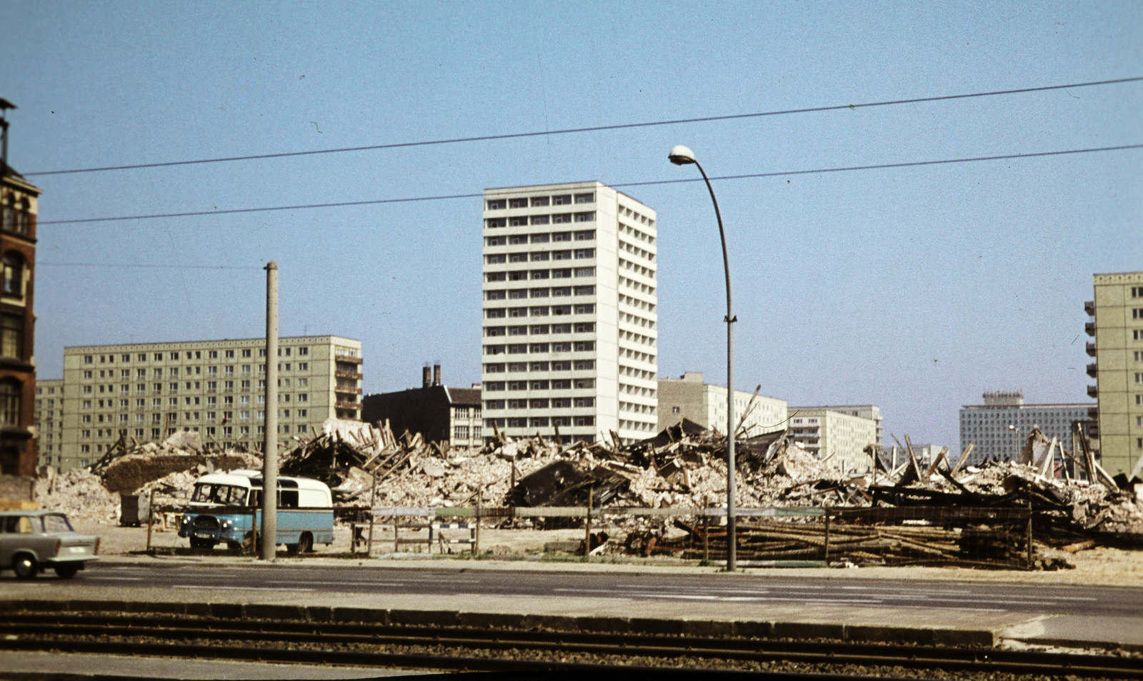 Németország, Berlin, Kelet-Berlin, Holzmarktstrasse. Az üres sáv végén hátul a Hotel Berolina épülete, a kép közepén a Schillingstrasse 30., tőle balra az Alexander Strasse 31-35. számú ház látható., 1970, Fortepan/Album061, NDK, Kelet-Berlin, színes, Fortepan #250046