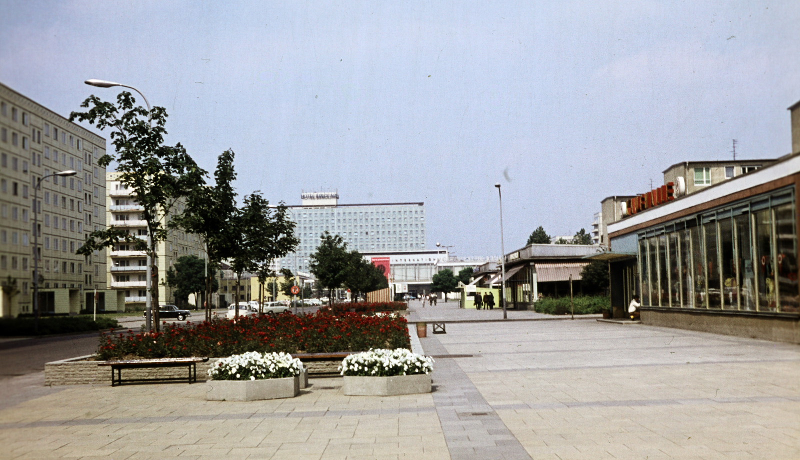 Németország, Berlin, Kelet-Berlin, a Schillingstrasse és a Singerstrasse kereszteződése, a háttérben a Kino International és mögötte a Hotel Berolina., 1970, Fortepan/Album061, NDK, Kelet-Berlin, színes, Fortepan #250048