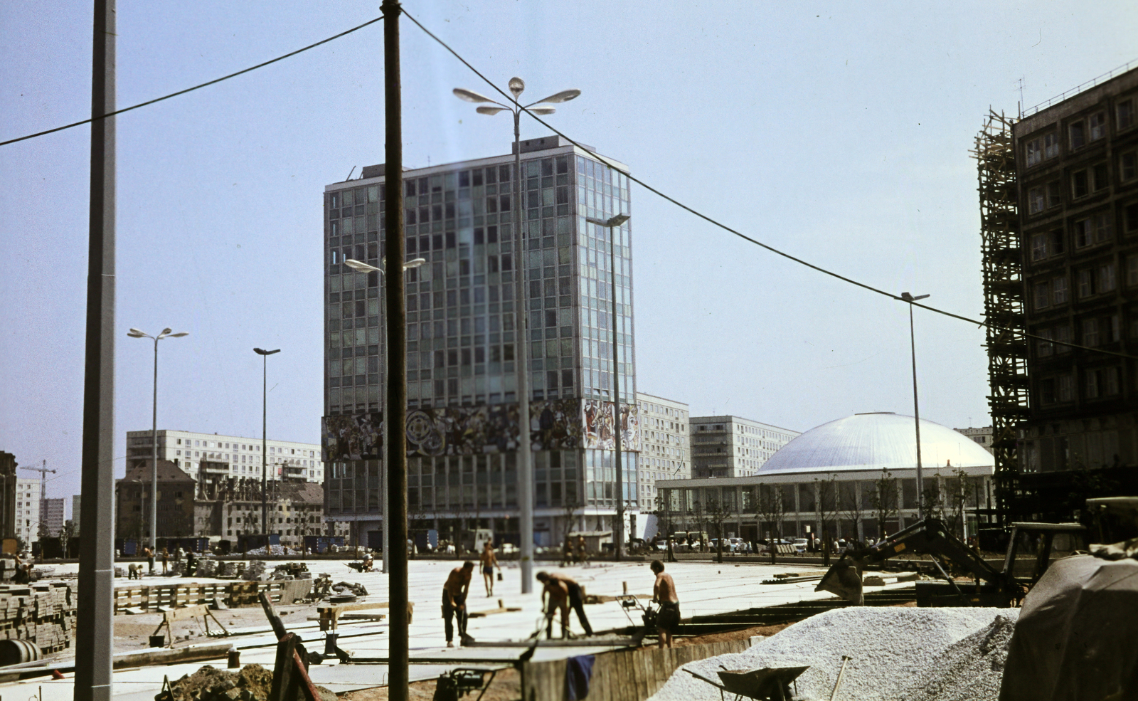 Germany, Berlin, Kelet-Berlin, Alexanderplatz, a kép közepén a Haus des Lehrers és a Kongresshalle (később Berliner Congress Center /BCC/)., 1970, Fortepan/Album061, GDR, East-Berlin, colorful, Fortepan #250049