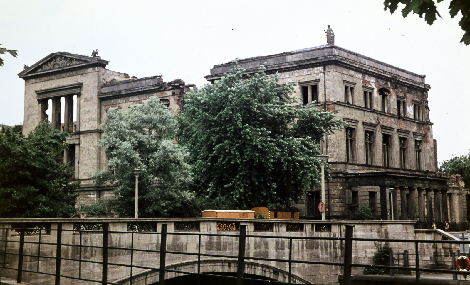 Germany, Berlin, Kelet-Berlin, kilátás az Am Zeughausról az Eiserne Brückére és a Bodestrasséra, a háttérben a Neues Museum romjai., 1970, Fortepan/Album061, GDR, East-Berlin, colorful, Fortepan #250051