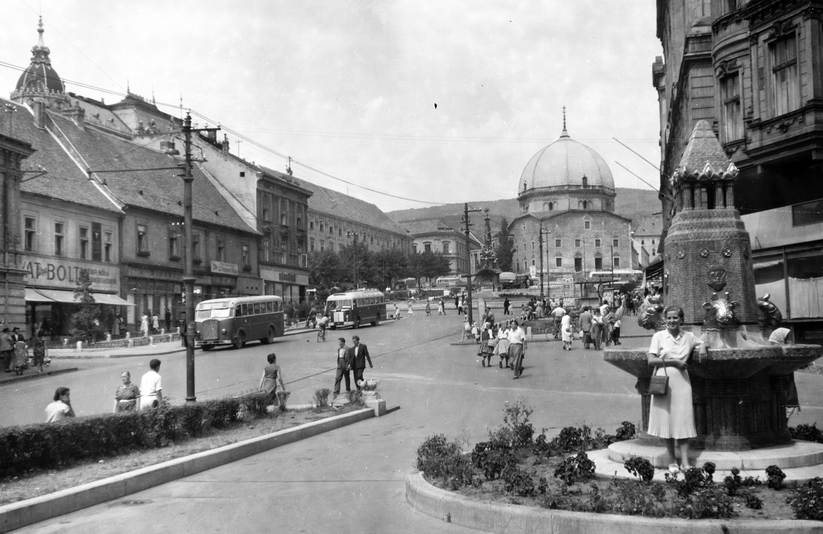 Magyarország, Pécs, Széchenyi tér, Zsolnay-kút., 1953, Fortepan/Album061, mecset, kút, kupola, kerámia, autóbusz, Rába DST, Ikarus 30, Fortepan #250062