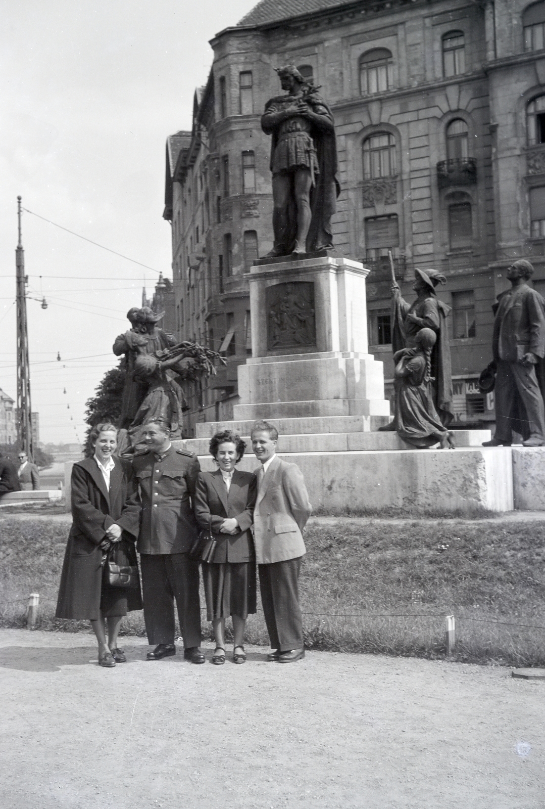 Magyarország, Budapest XI., Móricz Zsigmond körtér, Szent Imre szobor (Kisfaludi Strobl Zsigmond, 1930.). Háttérben balra a Karinthy Frigyes út épületei., 1954, Fortepan/Album061, Budapest, csoportkép, szoborcsoport, Fortepan #250067