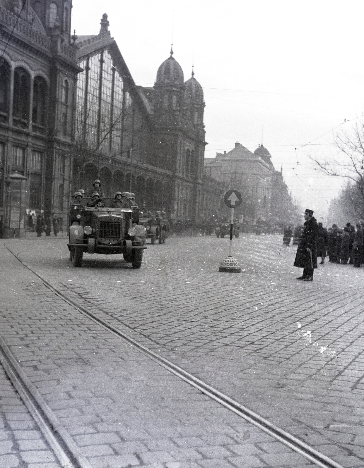 Hungary, Budapest VI., Teréz körút, Rába 38M Botond személy- és teherszállító járműve a Nyugati pályaudvar előtt., 1941, Fortepan/Album062, Rába-brand, cop, Budapest, military vehicle, Fortepan #250068