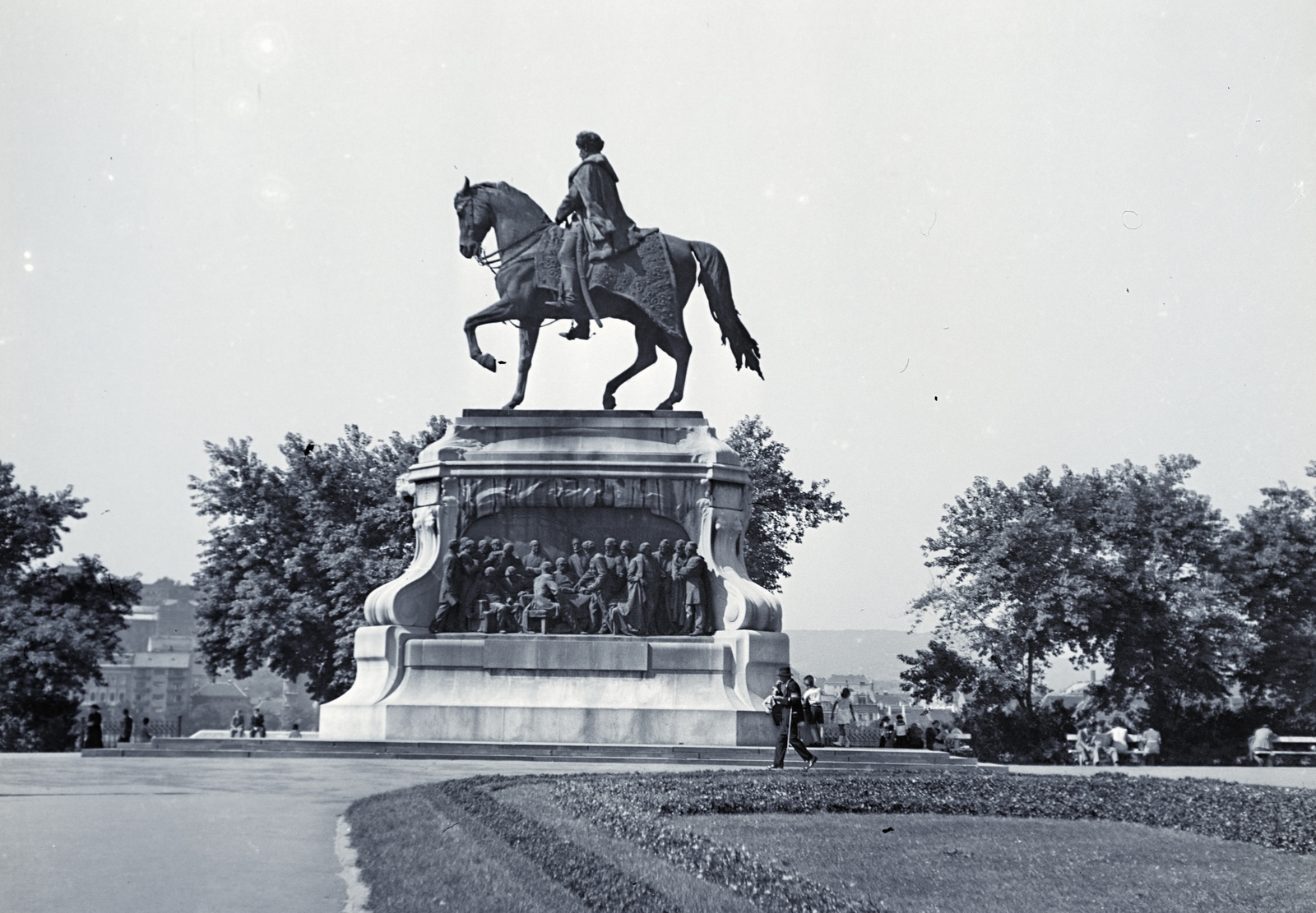 Magyarország, Budapest V., Kossuth Lajos tér, gróf Andrássy Gyula szobra (Zala György, 1906.) a Parlamenttől délre. Háttérben a budai Duna-part házsora., 1934, Fortepan/Album062, Budapest, Fortepan #250071