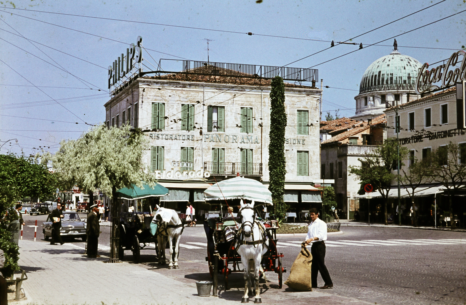 Italy, Venice, Lido, Riviera Santa Maria Elisabetta. Jobbra a háttérben a Fogadalmi templom (Tempio Votivo / Chiesa di Santa Maria Immacolata) kupolája., 1963, Pozsgay Eszter, Horse-drawn carriage, sunshades, colorful, ad, Philips-brand, Fortepan #250077