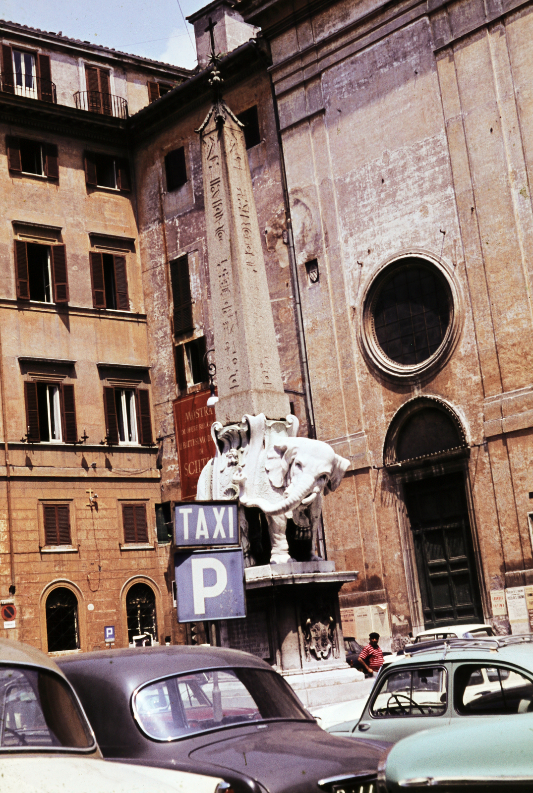 Italy, Rome, Piazza della Minerva. Elöl a Minerva obeliszk (obelisco della Minerva), mögötte a Minerva feletti Mária-templom (Santa Maria sopra Minerva)., 1963, Pozsgay Eszter, sculpture, taxicab stand, colorful, pillar, Fortepan #250079