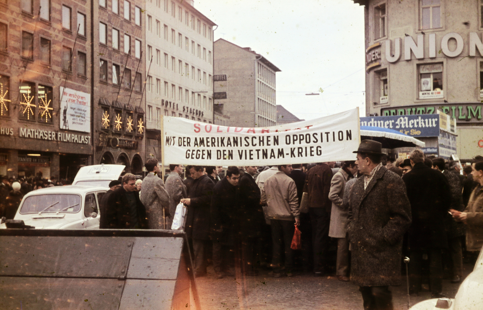Germany, Munich, Karlsplatz, szemben a Bayerstrasse., 1968, Pozsgay Eszter, vietnamese, protest, march, banner, colorful, FRG, Fortepan #250098