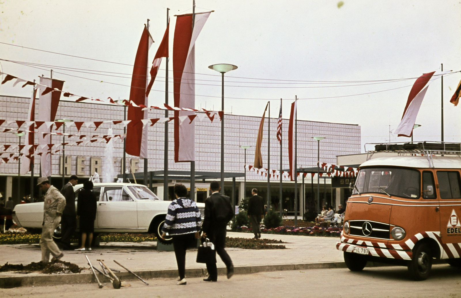 Germany, Main Taunus Zentrum, a Hertie áruháza., 1968, Pozsgay Eszter, Fortepan #250101