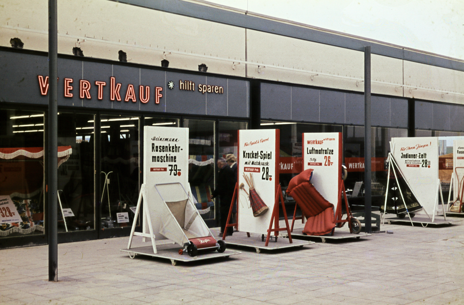 Germany, Main Taunus Zentrum, a Wertkauf áruháza., 1968, Pozsgay Eszter, discount, air mattress, colorful, FRG, Fortepan #250102