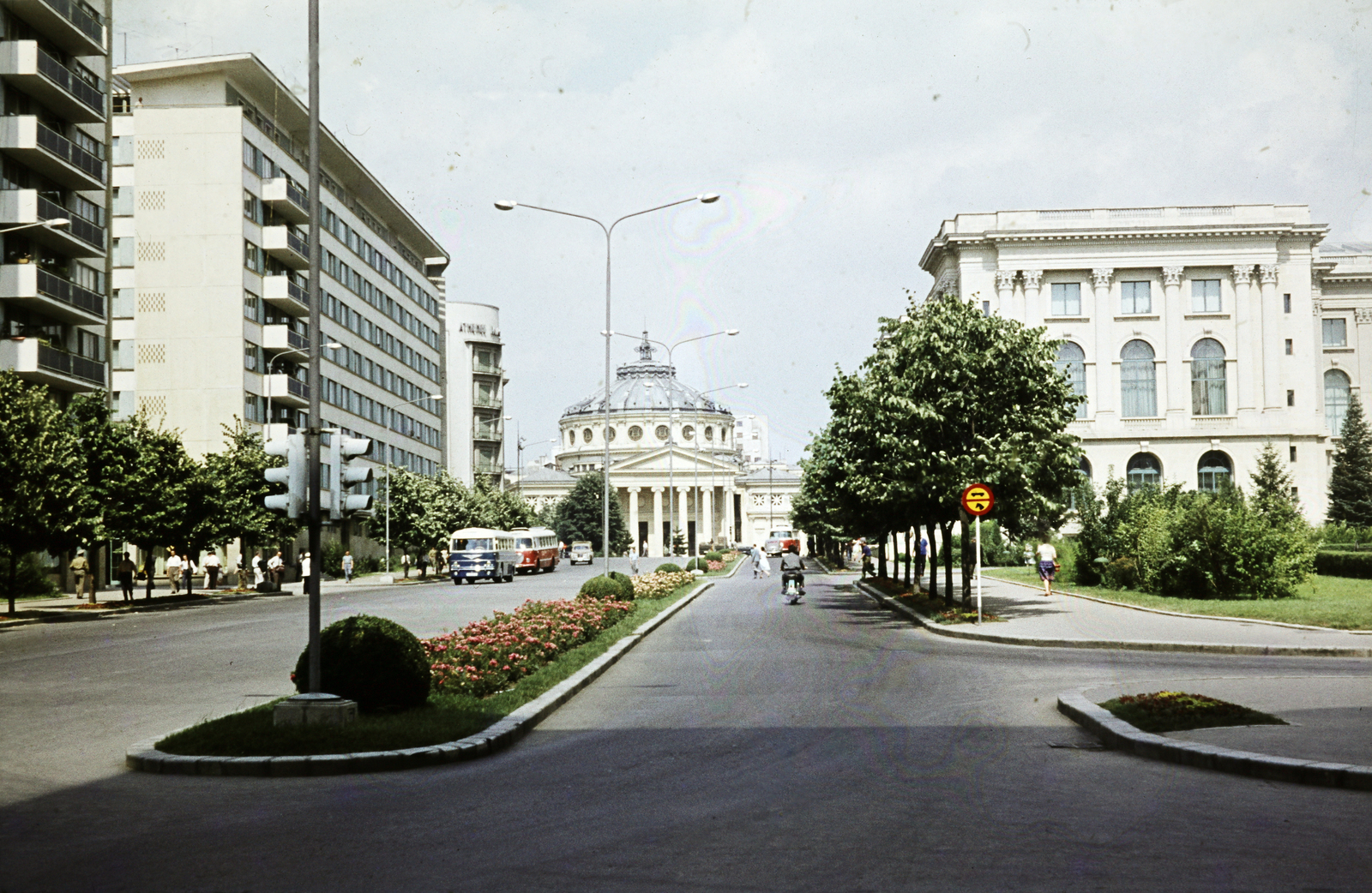 Romania, Bucharest, a Strada Stribei Voda, háttérben a Román Athenaeum (Ateneul Român)., 1963, Pozsgay Eszter, Fortepan #250120