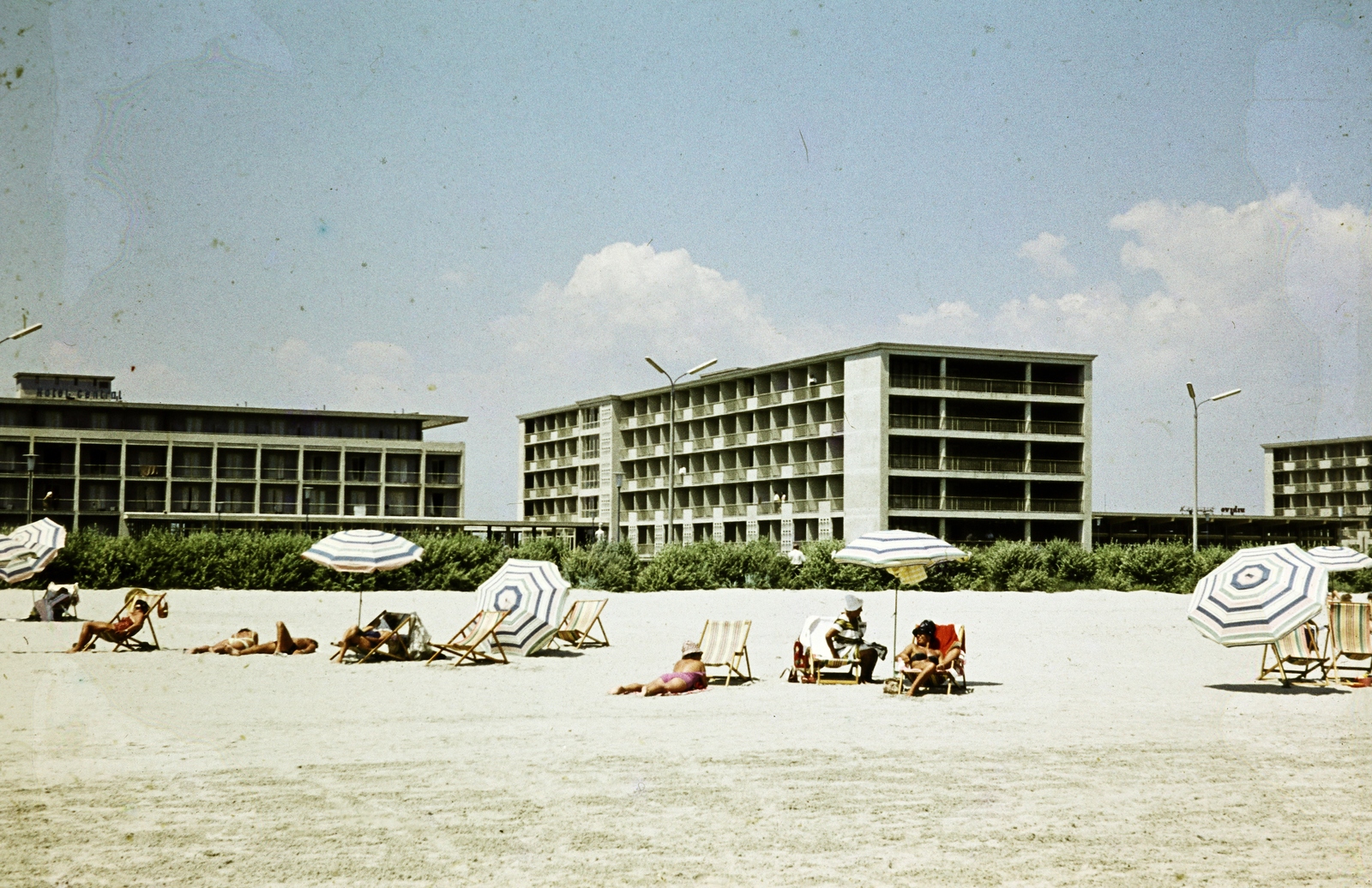 Romania, Constanța, Mamaia, Strada Constanta. Balra a Hotel Centrál, ettől jobbra a Hotel Modern., 1963, Pozsgay Eszter, Fortepan #250123