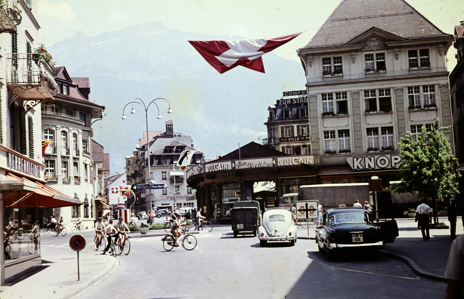 Switzerland, Interlaken, Marktgasse-Bahnhofstrasse sarok., 1960, Pozsgay Eszter, bicycle, colorful, street lamp, Fortepan #250126